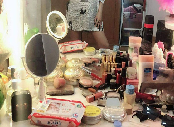 Góc trang điểm như trong mơ với chật kín son, phấn, nước hoa nhưng sự bừa bộn của cô bạn này khiến chị em có phần ái ngại. Ảnh: MXH
