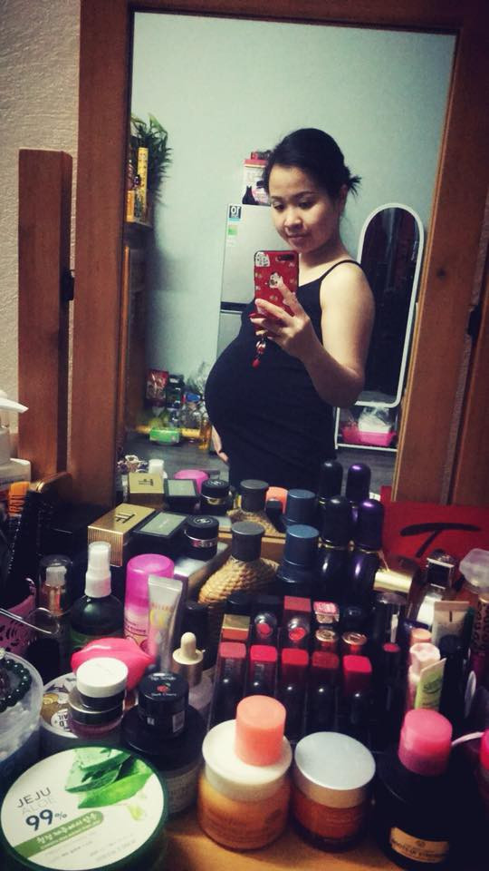 Dù bầu bì phải tránh xa mỹ phẩm nhưng bà mẹ trên vẫn chạy theo trào lưu khoe bàn trang điểm khiến nhiều chị em phát mê. Ảnh:MXH