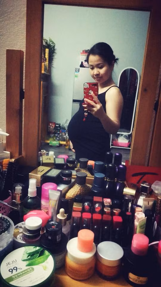 Dù bầu bì phải tránh xa mỹ phẩm nhưng bà mẹ trên vẫn chạy theo trào lưu khoe bàn trang điểm khiến nhiều chị em phát mê. Ảnh:MXH