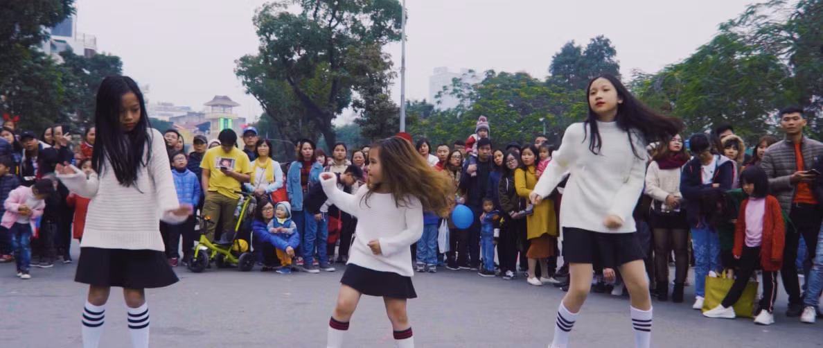 Clip ghi lại hình ảnh 3 bé gái xinh xắn thực hiện vũ điệu say rượu vô cùng thu hút đã gây được sự chú ý của cộng đồng mạng chỉ sau ít giờ đăng tải. Ngay khi tiếng nhạc vang lên, ba cô bé lập tức biến thành những vũ công hòa mình vào giai điệu. Biểu cảm gương mặt hay những động tác nhảy đều khiến những khán giả có mặt tại phố đi bộ chăm chú theo dõi.