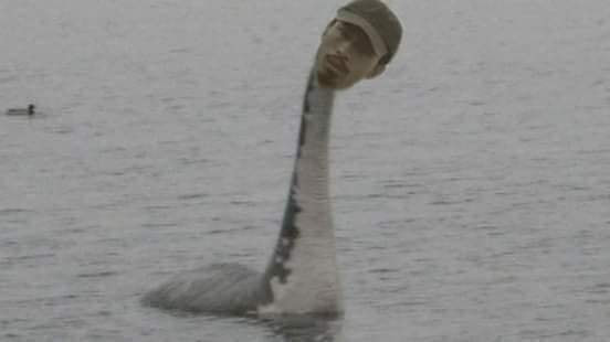 Sinh ra từ phân cảnh, nam rapper trầm mình dưới nước chỉ lộ đúng cái đầu đủ thở để rap suốt 3 phút 37 giây, dân mạng đưa ra vô vàn những bức ảnh chế.