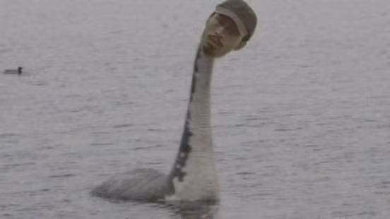 Sinh ra từ phân cảnh, nam rapper trầm mình dưới nước chỉ lộ đúng cái đầu đủ thở để rap suốt 3 phút 37 giây, dân mạng đưa ra vô vàn những bức ảnh chế.