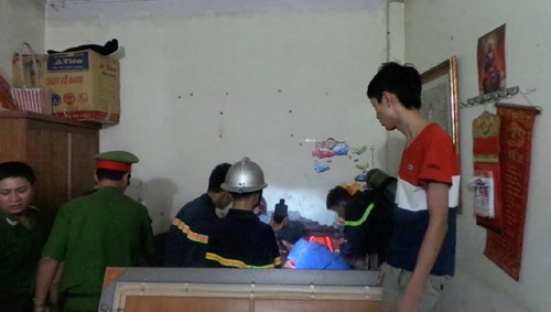 Lực lượng cứu hộ phá tường cứu bà Hảo. Ảnh: Đức Minh.