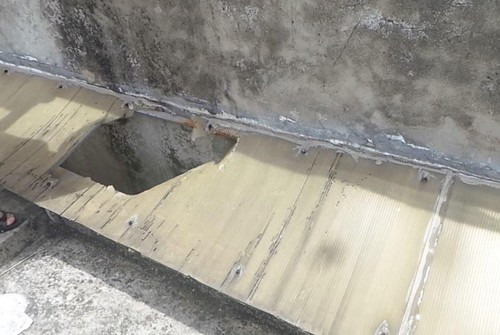 Vị trí bà Hảo hụt chân trên tầng thượng ngã xuống khe tường. Ảnh: Đức Minh.