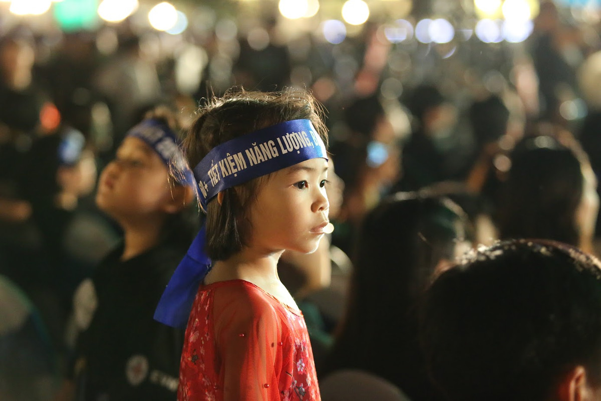 Ngoài ra, thông qua chương trình Giờ Trái Đất năm nay các bạn trẻ cũng góp tiếng nói vào việc nhắc nhở mọi người nhớ bảo vệ môi trường, nhằm tránh các thảm họa biến đổi khí hậu. Vấn đề đang khiến các nhà lãnh đạo các quốc gia đau đầu trong thời gian dài vừa qua.