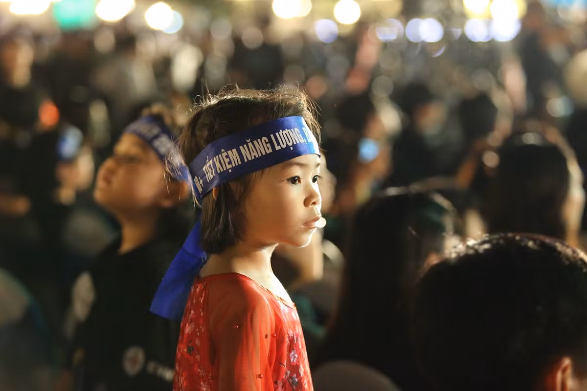 Ngoài ra, thông qua chương trình Giờ Trái Đất năm nay các bạn trẻ cũng góp tiếng nói vào việc nhắc nhở mọi người nhớ bảo vệ môi trường, nhằm tránh các thảm họa biến đổi khí hậu. Vấn đề đang khiến các nhà lãnh đạo các quốc gia đau đầu trong thời gian dài vừa qua.