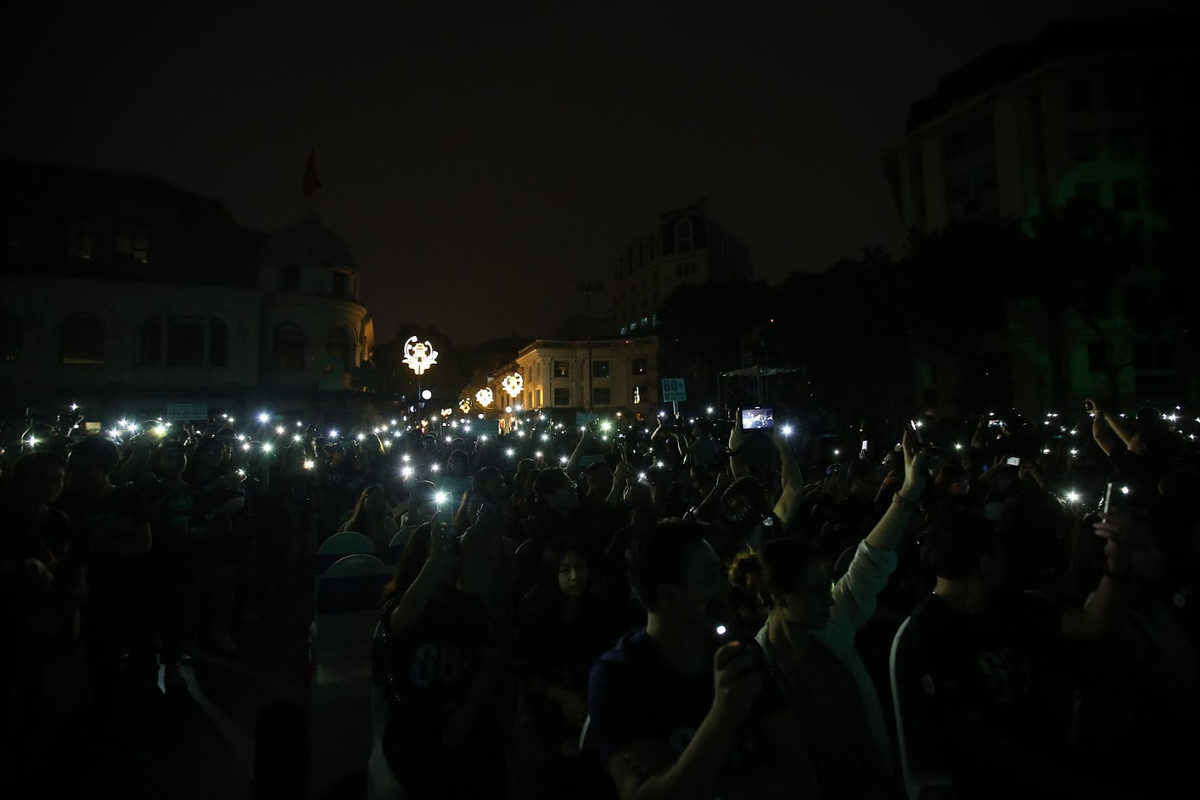 Hàng nghìn những ánh sáng nhỏ tạo thành cả "dàn sao" giữa bầu trời đêm tại Quảng trường Cách Mạng Tháng 8 - Hà Nội.