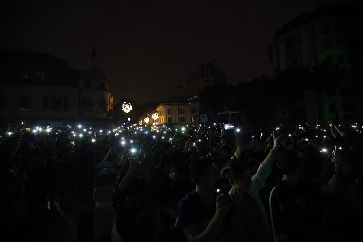 Hàng nghìn những ánh sáng nhỏ tạo thành cả "dàn sao" giữa bầu trời đêm tại Quảng trường Cách Mạng Tháng 8 - Hà Nội.