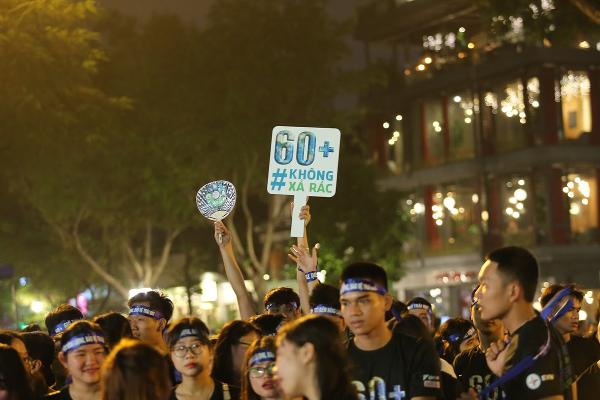 Rất nhiều thông điệp được các bạn trẻ là sinh viên của các trường ĐH đóng trên địa bàn TP Hà Nội giơ cao trong Lễ Tắt đèn Giờ Trái Đất 2019.