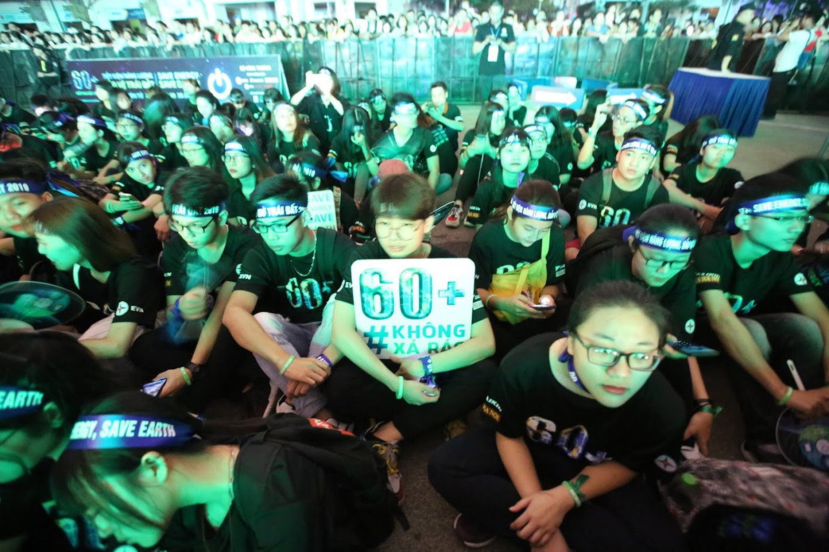 Rất nhiều bạn trẻ của các trường ĐH đã tham gia chương trình Giờ Trái Đất 2019.