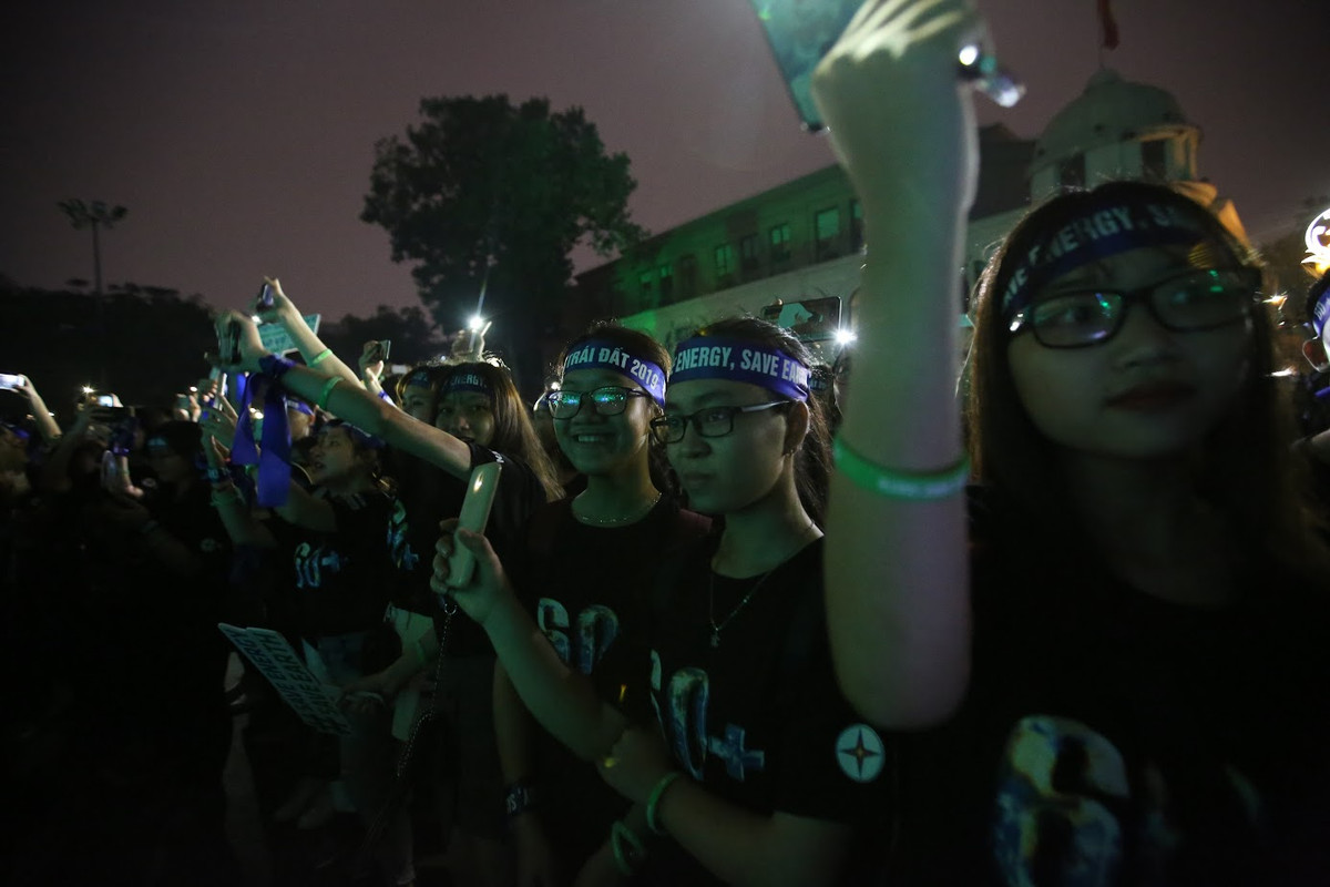 Hành động tắt đèn, bật flash từ điện thoại thông minh là hình ảnh vô cùng ấn tượng trong Lễ Tắt đèn hưởng ứng Giờ Trái Đất 2019.