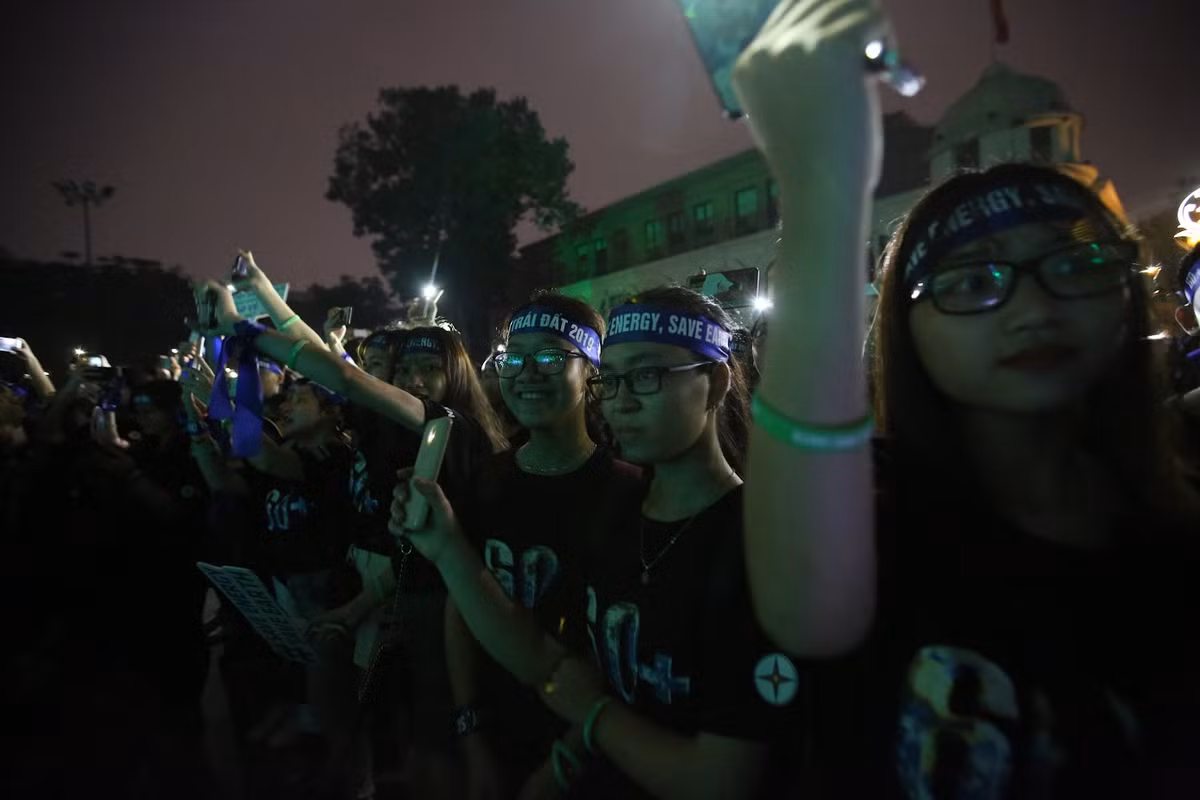 Hành động tắt đèn, bật flash từ điện thoại thông minh là hình ảnh vô cùng ấn tượng trong Lễ Tắt đèn hưởng ứng Giờ Trái Đất 2019.