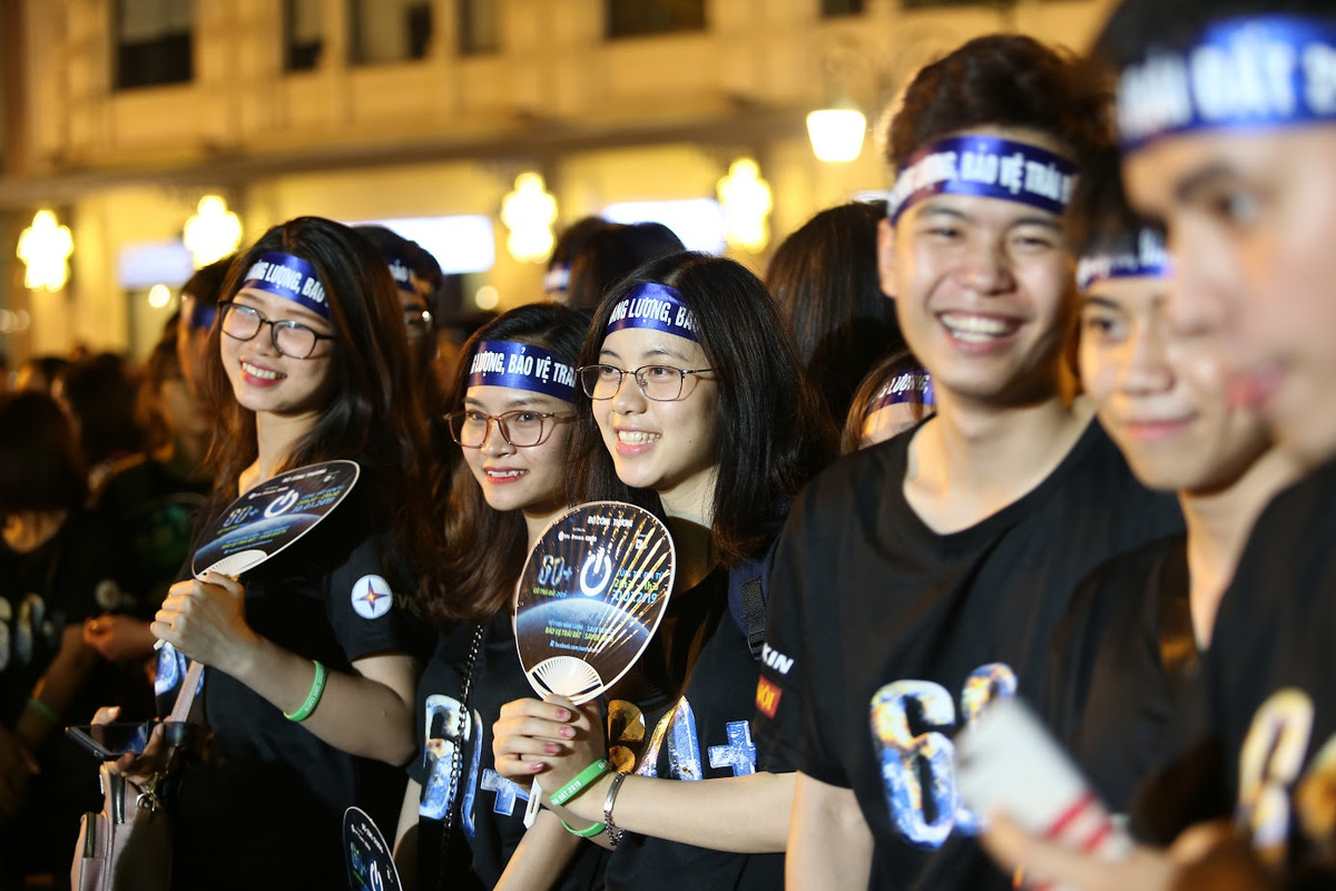 So với mọi năm, lễ Tắt đèn Giờ Trái Đất 2019 muộn hơn 1 tuần. Chương trình này nhằm kêu gọi người dân trên 64 tỉnh, thành phố của Việt nam tắt đèn trong vòng 1 giờ đồng hồ để tiết kiệm năng lượng và giảm thiểu tác động ảnh hưởng tới môi trường.