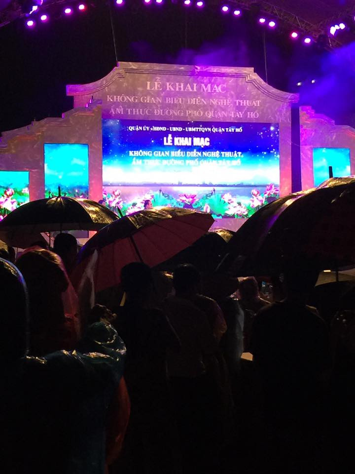 Tối nay (11/5), tuyến phố đi bộ thứ 2 của Hà Nội mang tên cố nhạc sĩ Trịnh Công Sơn đã chính thức ra mắt. Mặc dù trời đã đổ mưa trước giờ khai mạc nhưng không ít người dân Thủ đô vẫn đội mưa để chờ xem, tuyến phố đi bộ mới gì đặc sắc.