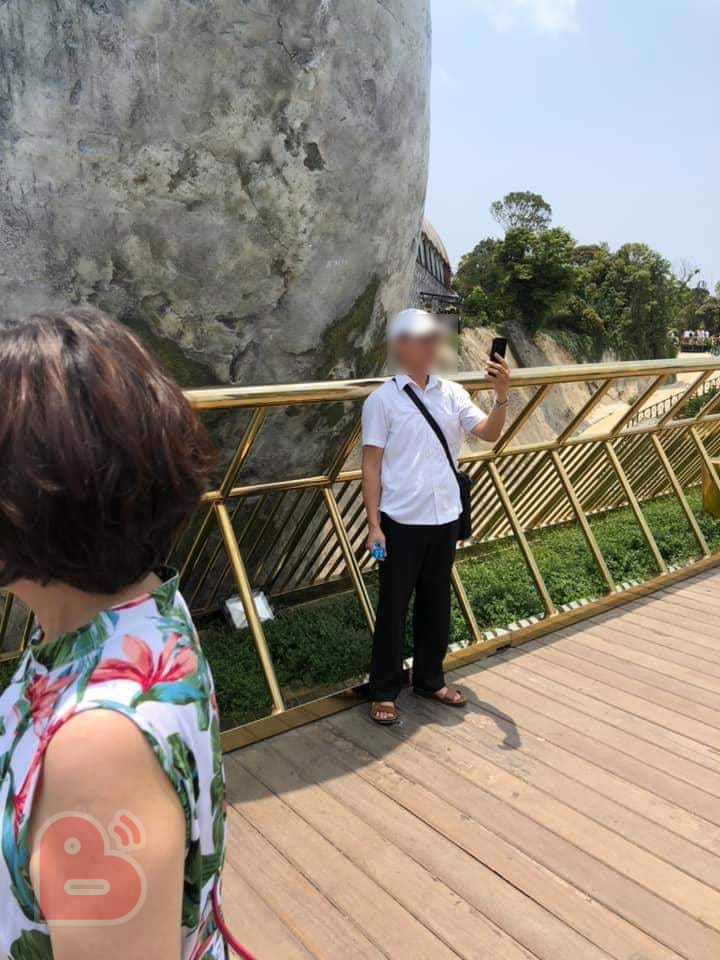 Còn vô vàn những bức xúc của dân mạng đã được gửi đi về hành động xấu xí vẽ bậy Cầu Vàng của thanh niên mặc áo sơ-mi trắng diễn ra ngày 22/4 vừa qua.