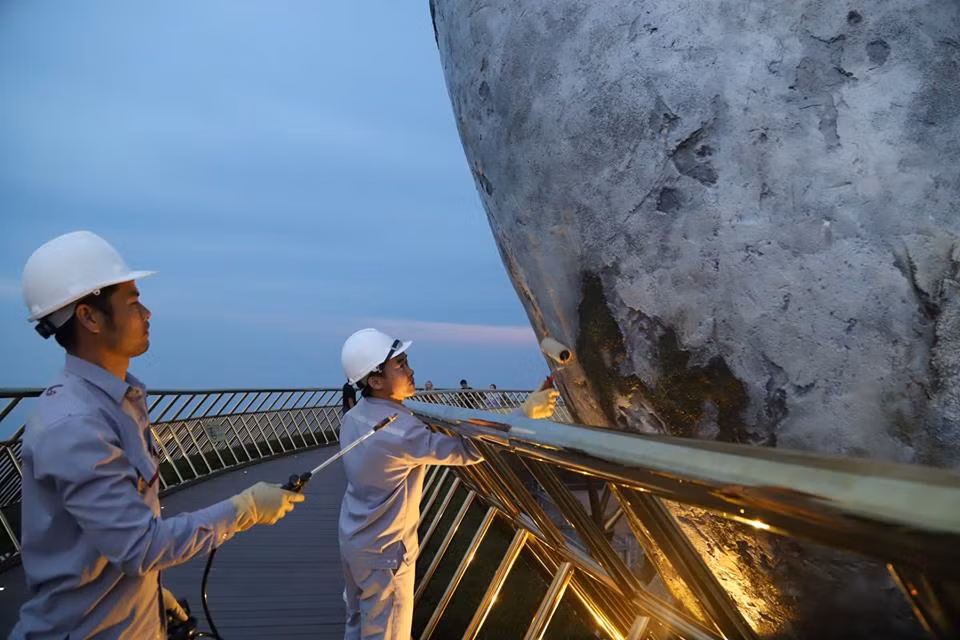 Vào sáng hôm qua (22/4), những khoảnh khắc cho thấy Cầu Vàng Đà Nẵng bất ngờ bị vẽ bậy đã khiến rất nhiều cư dân mạng bức xúc.