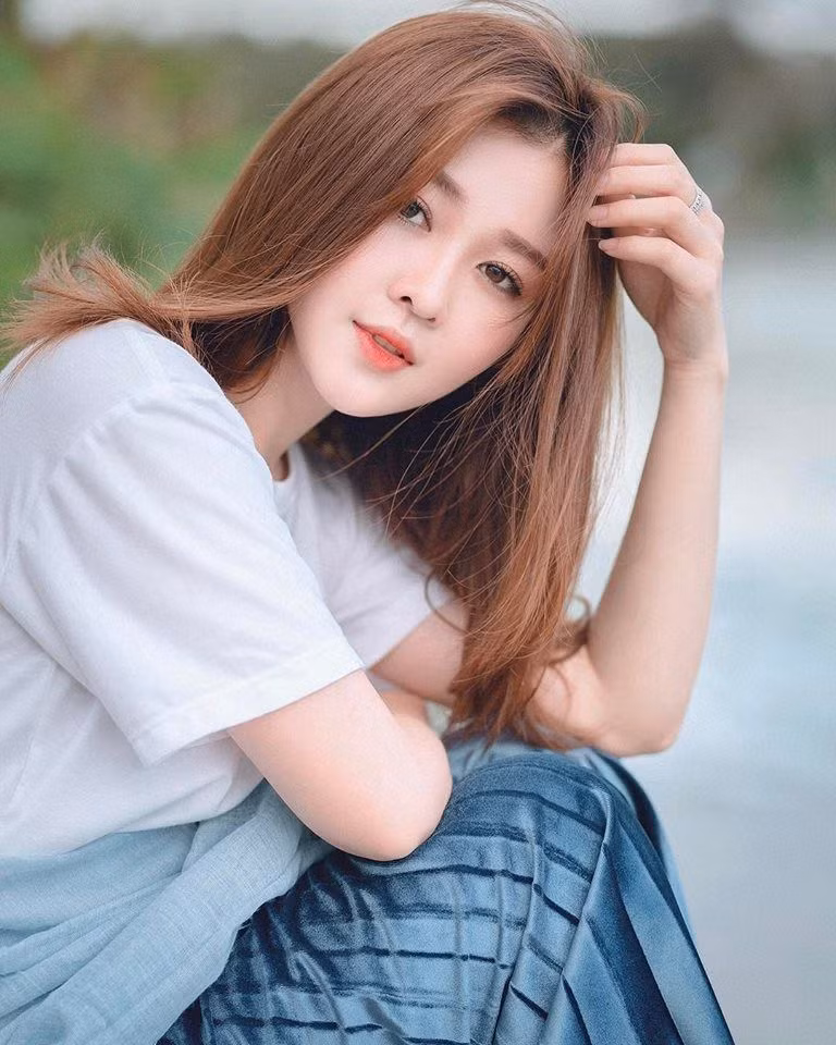 Ribi Sachi tên đầy đủ Nguyễn Thị Thủy, sinh ngày 3/6/1990 tại Gia Lai. Sau khi vào vai trong seri hài FAP TV, cô nàng này còn nhận thêm nhiều vai trò như người mẫu ảnh hay hot girl tham dự sự kiện.