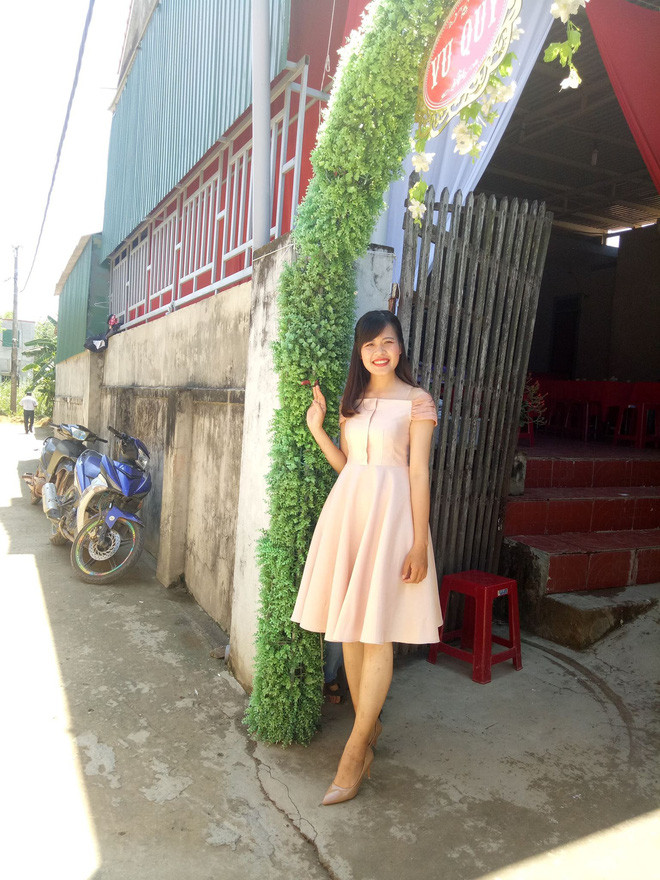 Theo chia sẻ của M.T, một buổi sáng thức dậy, cô bạn cảm thấy ngỡ ngàng khi phát hiện ảnh mình lan tràn khắp Facebook họ hàng với câu "rao bán" khá hài hước nhưng thực đúng tâm lý của người thân.