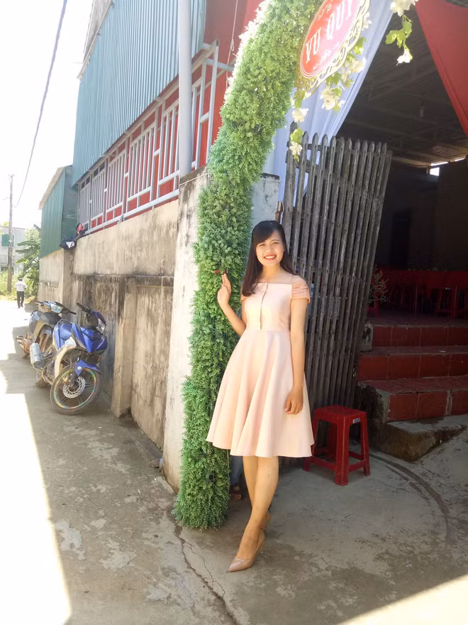 Theo chia sẻ của M.T, một buổi sáng thức dậy, cô bạn cảm thấy ngỡ ngàng khi phát hiện ảnh mình lan tràn khắp Facebook họ hàng với câu "rao bán" khá hài hước nhưng thực đúng tâm lý của người thân.