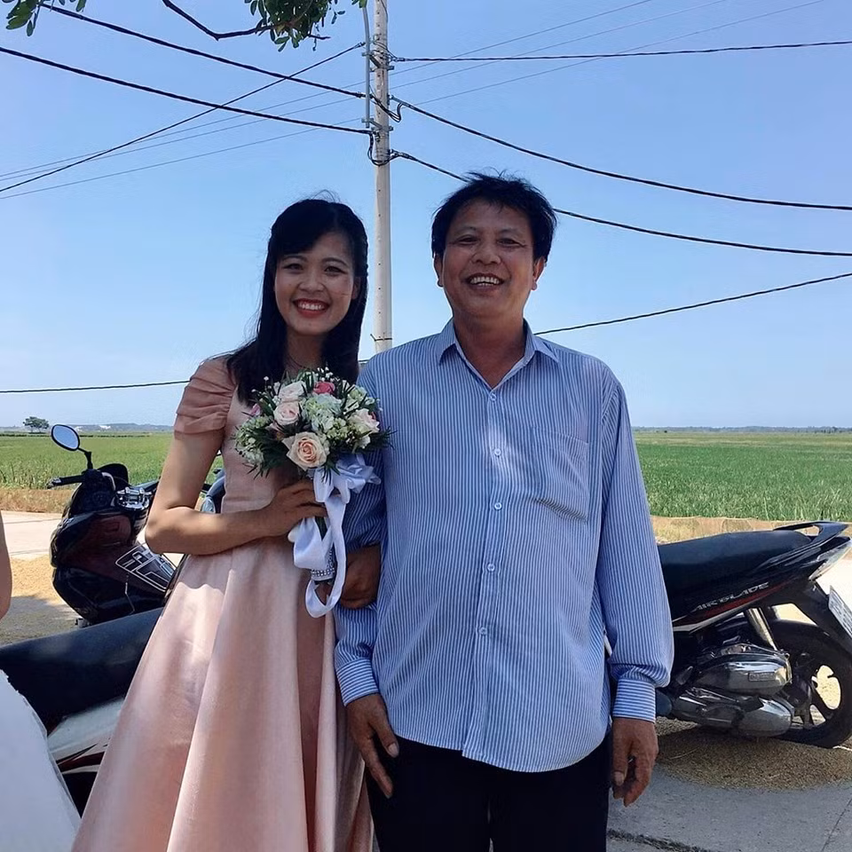 T. cũng cho biết thêm, dù bị giục mạnh thế này nhưng cô vẫn không có ý định tìm chồng ngay đâu, tất cả phải tùy duyên mà, cứ để tự nhiên.