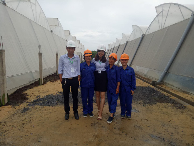 Công cuộc tuyển chồng giúp T. không chỉ có người thân trong gia đình mà còn có sự góp mặt từ chính hội bạn thân của cô nàng. Cụ thể, gái ế này chia sẻ: "Bạn bè thân của mình thì lập gia đình hết rồi. Nhóm chỉ còn mình. Đi chơi thì mình đi một mình còn hội bạn thì có chồng, có vợ đi theo hết. Cũng bị chọc nhiều, nhưng nghe lâu thì quen. Đôi lúc cũng tủi thân, nhưng một xí rồi thôi. Thấy độc thân cũng vui mà".