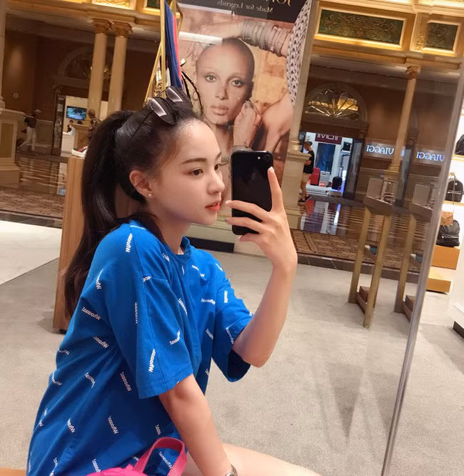Trên các trang báo mạng, nữ thần Trung Quốc mới nổi này được khen ngợi sở hữu gương mặt thanh tú, làn da trắng, đặc biệt là nụ cười cực tươi, tất cả đều khiến người ta muốn ngắm mãi không thôi.