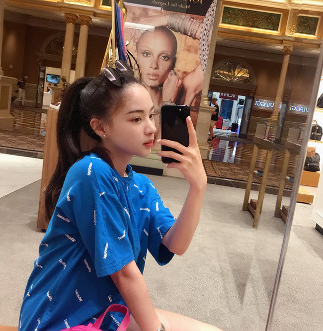 Trên các trang báo mạng, nữ thần Trung Quốc mới nổi này được khen ngợi sở hữu gương mặt thanh tú, làn da trắng, đặc biệt là nụ cười cực tươi, tất cả đều khiến người ta muốn ngắm mãi không thôi.