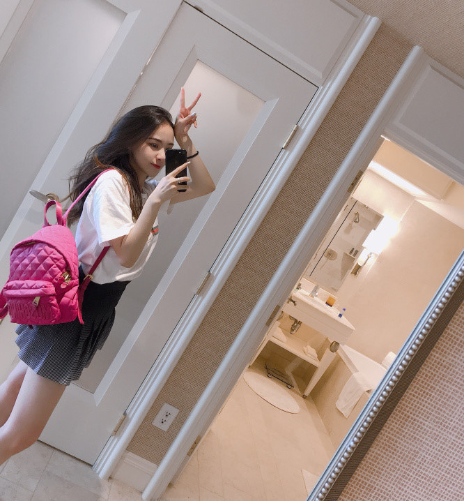 Ở nhiều góc ảnh, trông Helen có những nét na ná giống nữ diễn viên - nàng thơ gợi cảm Min Hyo Rin.