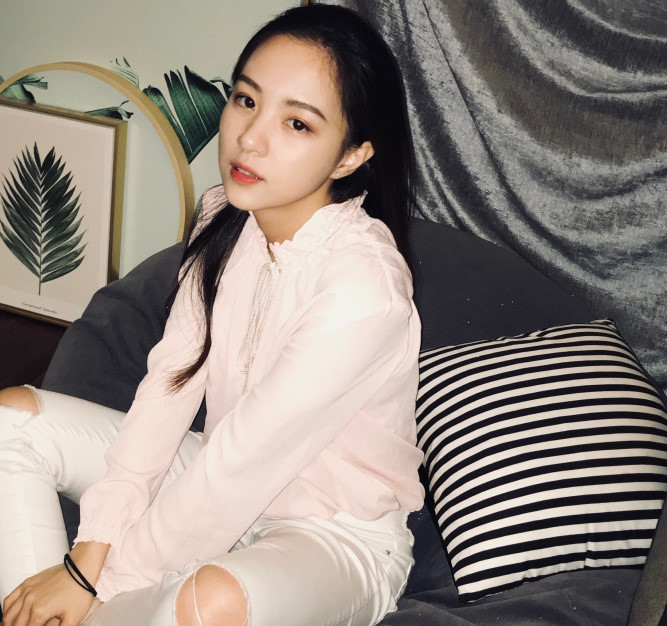 Nhờ gương mặt xinh đẹp với các đường nét sắc sảo, cuốn hút, Helen được mọi người ưu ái gọi là "bản sao hoàn hảo" của nữ diễn viên Hàn Quốc Min Hyo Rin cùng với đó, cô bạn này trở thành "nữ thần" mới MXH Trung Quốc.