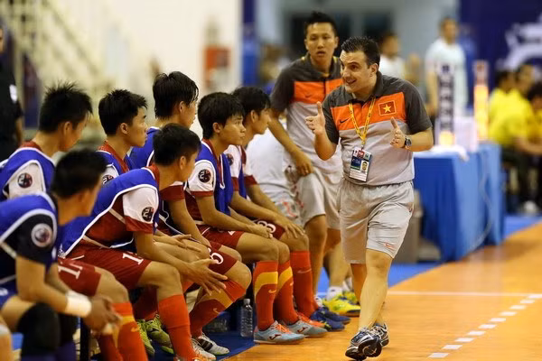 Không chỉ được đánh giá là có phong cách chuyên nghiệp, HLV Bruno Formoso còn áp dụng tư duy, chiến thuật hiện đại cho Futsal Việt Nam. Để vừa qua họ đã có mặt tại trận bán kết VCK Futsal châu Á 2016 sau khi vượt qua ĐKVĐ là ĐT Nhật Bản.