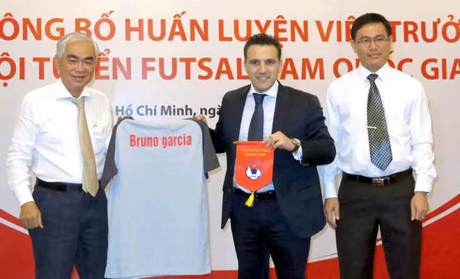 Tháng 2/2014, Bruno Garcia Formoso chính thức ngồi vào chiếc ghế nóng của ĐT Futsal Việt Nam, thay thế người tiền nhiệm là Sergio Gargelli.