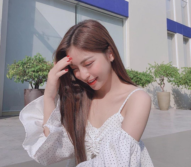 Trước đó, Nhật Lê cũng thường xuyên tự tin chụp ảnh tự sướng cùng Quang Hải mà không cần trang điểm, chỉ sử dụng son môi.