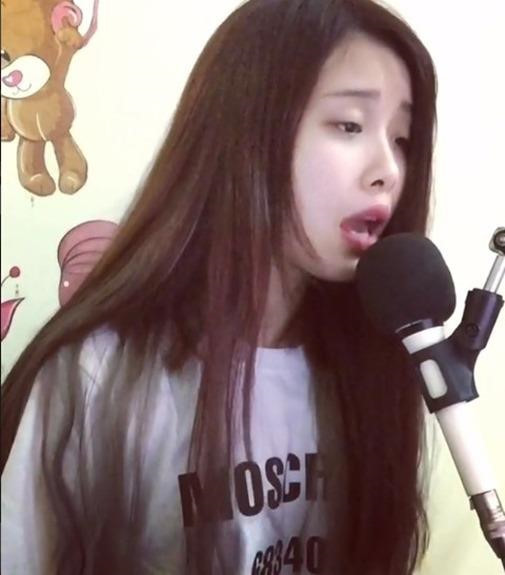 Vốn yêu thích ca hát, Trang Nhung thường phát sóng hát trực tiếp tại trang cá nhân. Nhiều người tinh ý nhận ra 9X hay để mặt mộc. Làn da trắng, mịn màng cùng chiếc mũi cao của Trang Nhung nhận được nhiều lời khen từ dân mạng.