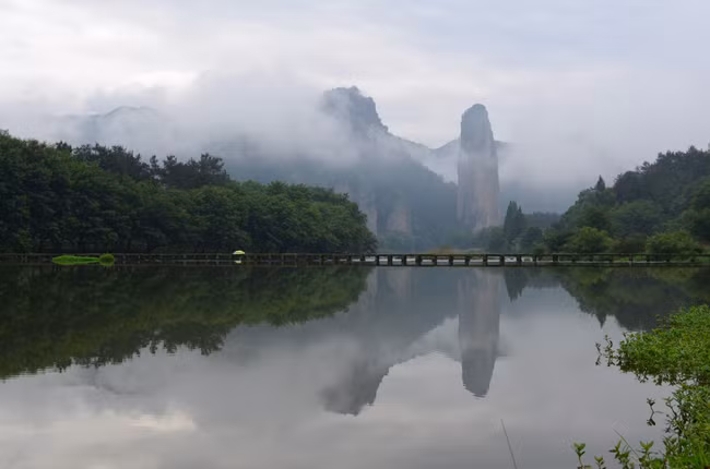 Đỉnh Đỉnh Hồ thuộc huyện Tấn Vân, TP. Lệ Thủy, tỉnh Triết Giang: Khi Hoàng Dung bị thương, Quách Tĩnh (nhân vật chính Anh hùng xạ điêu) đi tìm Đoàn Hoàng Gia. Trên đường đi, hai người nhìn thấy một ông lão vừa ngồi câu cá trên chiếc cầu độc mộc vừa thưởng ngoạn thắng cảnh đẹp mê hồn xung quanh, Ông cố ý gây khó dễ cho hai người, nhưng Hoàng Dung nhanh trí đánh lạc hướng để Quách Tĩnh có cơ hội phá cầu độc mộc, qua được ải này.