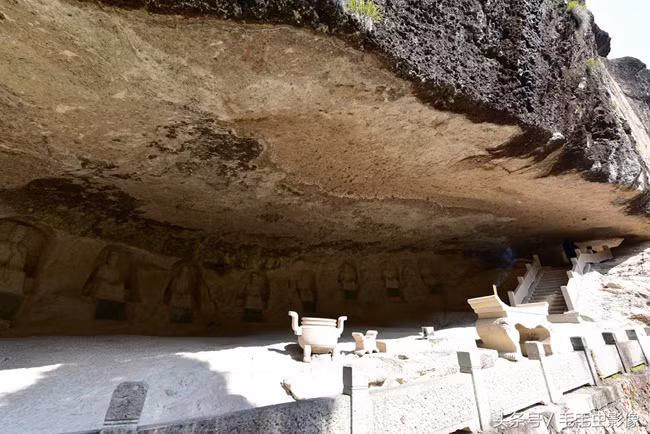 Nhất Đăng đại sư đang chữa vết thương cho Hoàng Dung ở Động Chiêu Ẩn, phía trong Tiên Đô Quan.