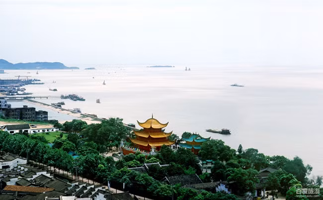 Hồ Động Đình, Hồ Nam: Hồ Động Đình là một hồ lớn, nằm ở phía Đông Bắc tỉnh Hồ Nam, Trung Quốc, là hồ điều hòa của sông Dương Tử