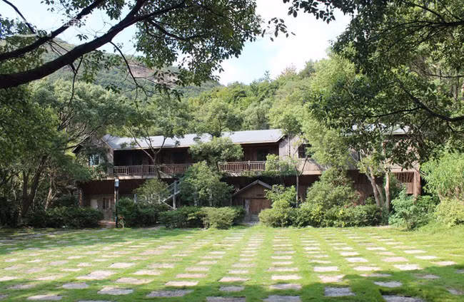 Một hòn đảo thần kỳ với phong cảnh đẹp như tranh vẽ, sự kết hợp hoàn hảo giữa cảnh quan và những câu chuyện thần thoại.