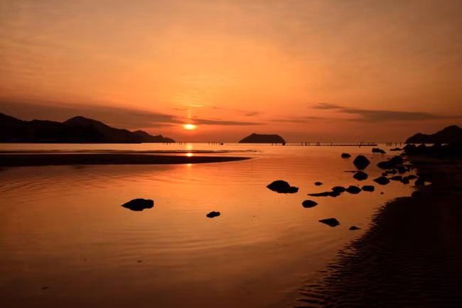 Trong phim có cảnh Quách Tĩnh, Hoàng Dung trên đường lên núi Thiết Chưởng có ghé qua hồ Động Đình, ngồi ngắm cảnh hồ lãng mạn.