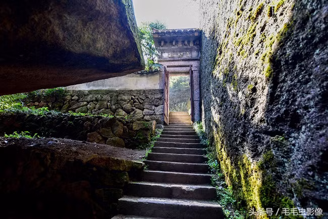 Tiên Đô Quan ở Nam Thành, Phủ Châu (Giang Tây): Tiên Đô Quan hay còn được gọi là miếu Ma Cô, được xây dựng từ năm 1992, một trong những miếu cổ nhất ở Tiên Đô, Tấn Vân