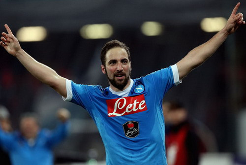 Arsenal từng “vồ” hụt Gonzalo Higuain khi cầu thủ này rời Real Madrid. Ở tuổi 28, Higuain sẽ là niềm hy vọng lớn nhất của đội bóng xứ Naples ở Champions League mùa tới, hoặc chọn đầu quân cho Arsenal để thỏa mãn việc tìm kiếm một thách thức mới trong sự nghiệp. Bên cạnh đó, sự có mặt của cầu thủ người Argentina cũng củng cố niềm tin vào việc vô địch giải Ngoại hạng Anh cho các CĐV Arsenal.