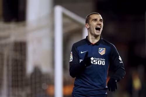 Antoine Griezmann đang thăng hoa trong màu Atletico Madrid. Hợp đồng còn đến 4 năm và Atletico không có lý do gì để “nhả” viên ngọc quý của mình. Có điều, Chelsea vốn là chỗ quen thuộc, sẵn sàng trả giá thích hợp để có được Griezmann, chưa kể việc hoàn trả Diego Costa về chốn cũ.