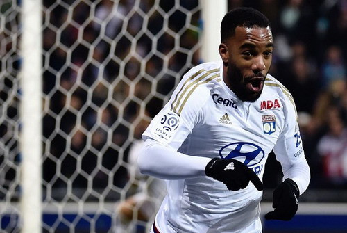 Alexandre Lacazette có một mùa giải thành công khi trở thành đối trọng với Ibrahimovic trong cuộc đua tới danh hiệu vua phá lưới tại Ligue 1. Dù không đủ thuyết phục HLV Didier Deschamps để được triệu tập vào đội tuyển Pháp thế nhưng lối chơi của anh vẫn được nhiều đội bóng Anh ghi nhận, trong đó có West Ham và Tottenham.