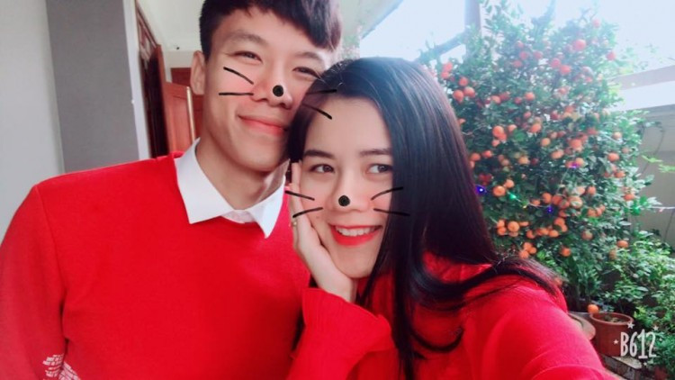 Nhân dịp khai trương quán mới, Quế Ngọc Hải không ngần ngại thể hiện cái uy khi gửi thiệp mời "hội anh em cây khế" như Văn Toàn, Đặng Văn Lâm, Hồng Duy, Văn Thanh, Đức Huy… đến tham dự.