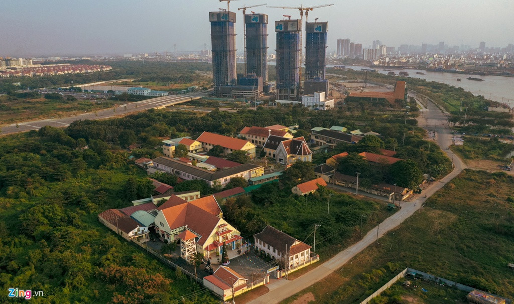 Công trình tôn giáo có diện tích khoảng 4 ha, nằm bên bờ sông Sài Gòn, nhìn về quận 1. Công trình Nhà thờ Thủ Thiêm và Tu viện Dòng Mến Thánh Giá Thủ Thiêm nằm trong quy hoạch khu chức năng 2A thuộc Khu đô thị mới Thủ Thiêm. Đầu năm 2019, trước sự phản đối của người dân, lãnh đạo thành phố đã cam kết giữ lại các công trình chính yếu của hai di tích này.