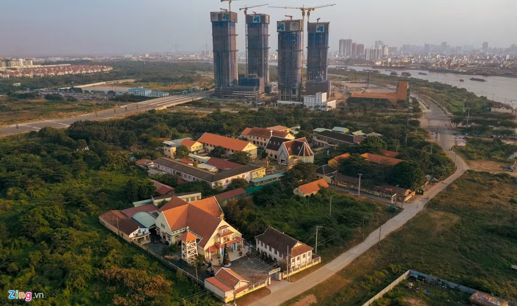 Công trình tôn giáo có diện tích khoảng 4 ha, nằm bên bờ sông Sài Gòn, nhìn về quận 1. Công trình Nhà thờ Thủ Thiêm và Tu viện Dòng Mến Thánh Giá Thủ Thiêm nằm trong quy hoạch khu chức năng 2A thuộc Khu đô thị mới Thủ Thiêm. Đầu năm 2019, trước sự phản đối của người dân, lãnh đạo thành phố đã cam kết giữ lại các công trình chính yếu của hai di tích này.