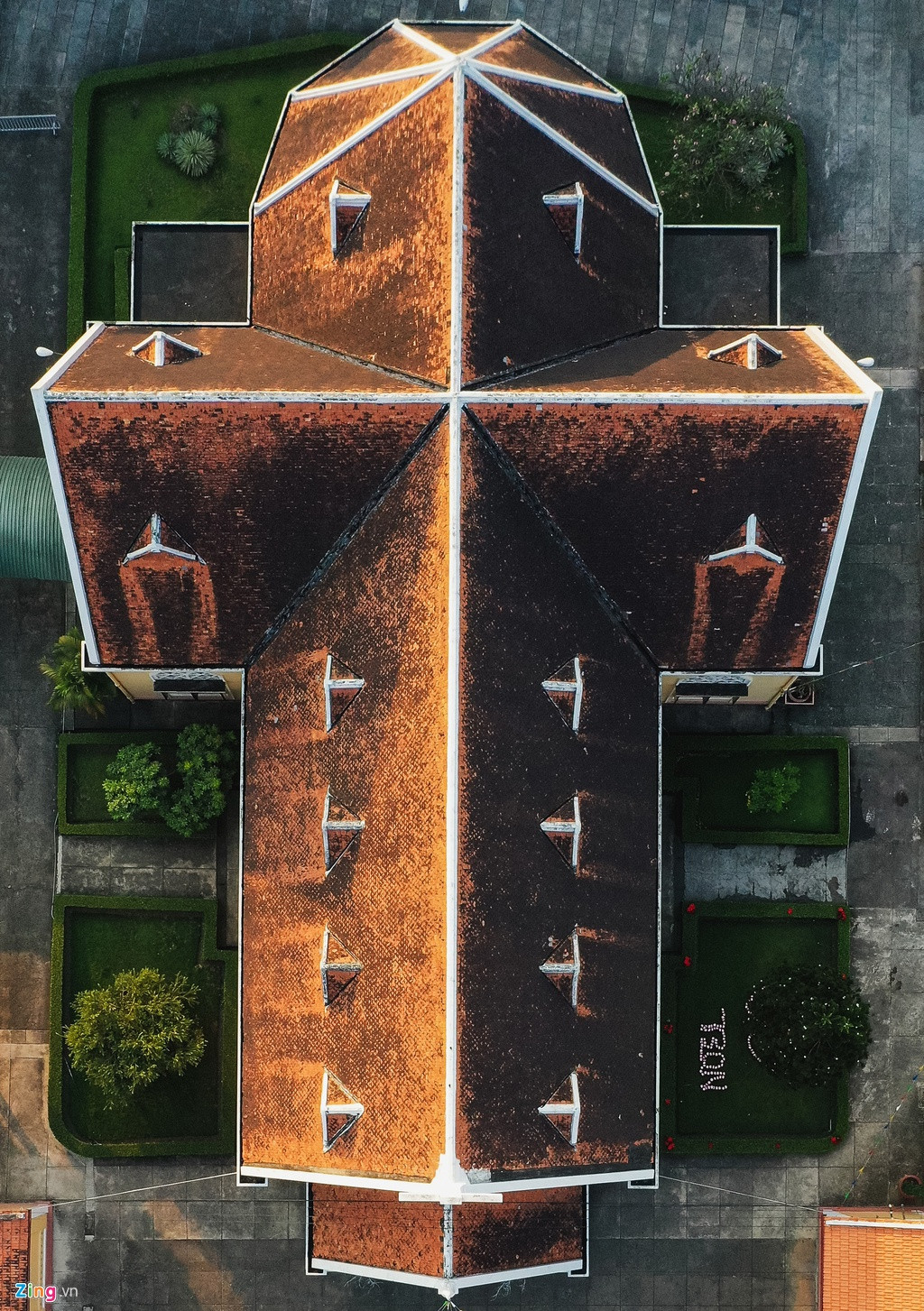 Năm 1956, nhà dòng khởi công xây nhà thờ mới trong khuôn viên Hội Dòng Mến Thánh Giá Thủ Thiêm. Ngày 17/7/1957, Đức cha Simon Hoà Nguyễn Văn Hiền làm lễ khánh thành.