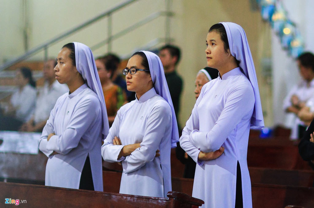 Trong Tu viện Dòng Mến Thánh Giá có khoảng 300 sơ. Các nữ tu thường giành phần lờn thời gian đọc kinh và làm lễ trong nhà nguyện lúc 17h.