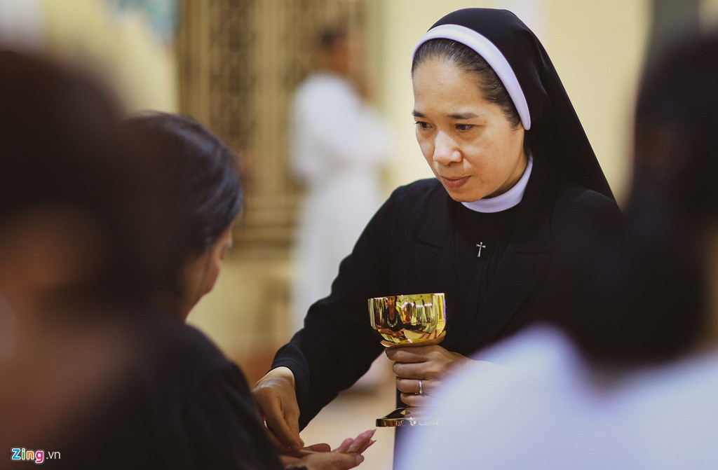 Ngoài ra, các nữ tu còn phụ giúp cha chánh xứ phát bánh thánh cho giáo dân trong các thánh lễ.