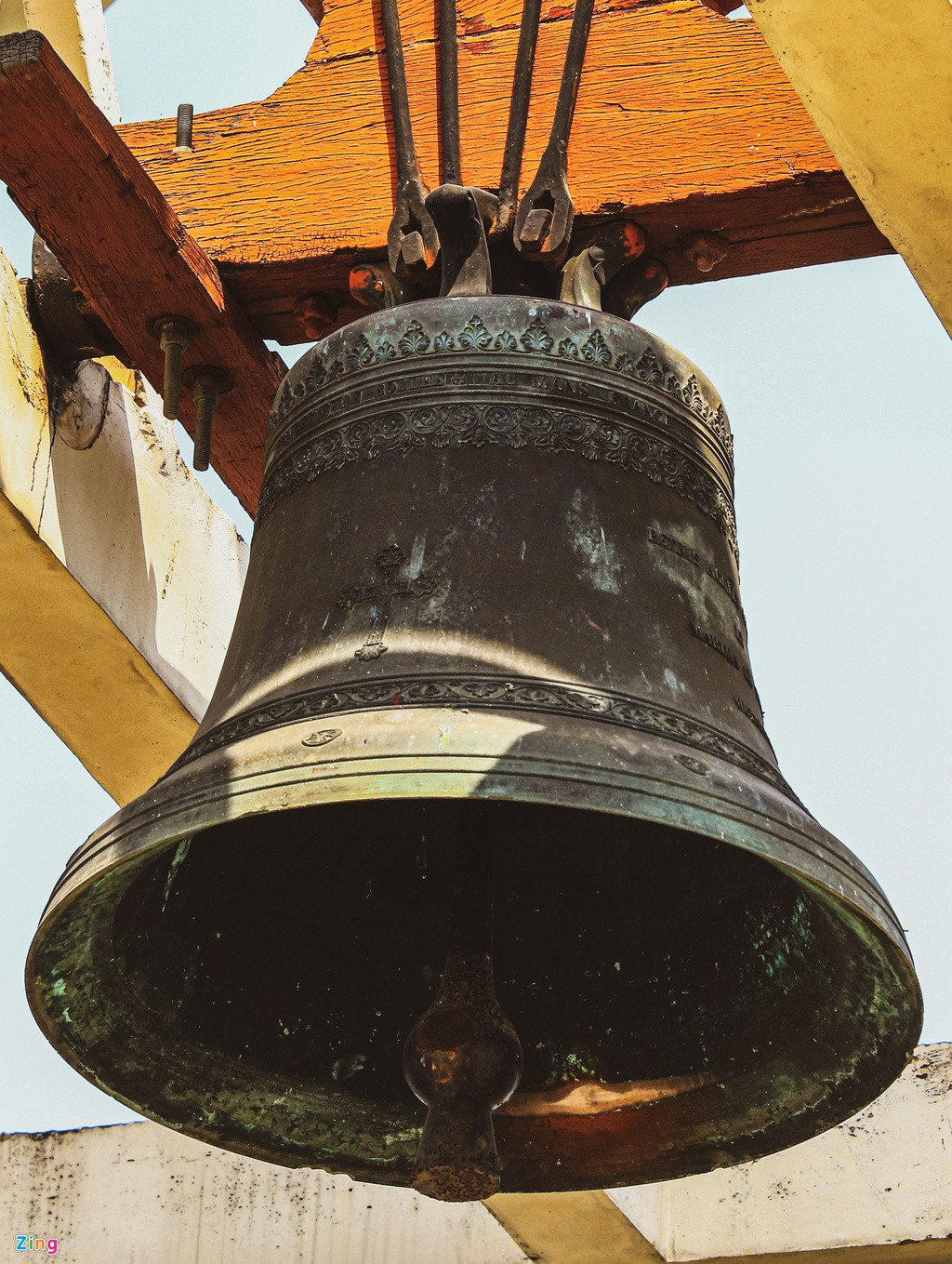 Các họa tiết trên chuông được điêu khắc rất tỉ mỉ và công phu.
