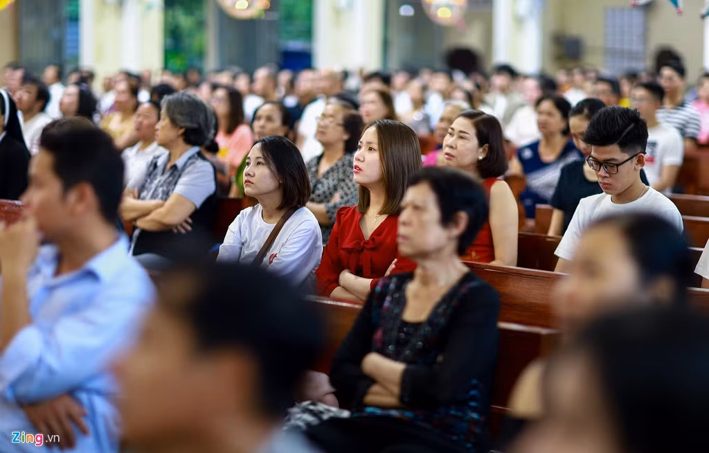 Thời gian đầu, Nhà thờ Thủ Thiêm được xây dựng bằng gỗ, đến nay đã nhiều lần trùng tu. Do diện tích khá nhỏ, các thánh lễ vào ngày chủ nhật và lễ trọng, nhà thờ thường không đủ chỗ ngồi cho các giáo dân, nhiều người phải đừng ngoài hành lang để dự lễ.